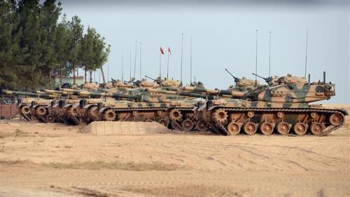 Thổ Nhĩ Kỳ triển khai nhiều phương tiện quân sự giáp biên giới Syria ảnh 1